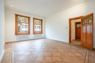 <p>Al sinds 1930 was de snoepjesfabriek Roodthooft, met de iconische "arabierekes" als uithangsbord, ondergebracht in de fabriekspanden aan de Lange Leemstraat. De oorspronkelijke boterfabriek werd gebouwd in 1905 en bestaat uit enkele gebouwen uit rode baksteen op het binnengebied en een sierlijk kantoor- en woongebouw aan de straatzijde. Deze gebouwen vormen de kern van de herbestemming van de hele site.</p>
<p>De hele site wordt een mix van kantoor- en woongelegenheden in combinatie met groen en open ruimtes. In totaal kent Confiserie Roodthooft 50 tal woonunits, gaande van eengezinswoningen met privé tuin, kleine appartementen tot grote luxueuze lofts met mooie terrassen. De bestaande site wordt uiteraard gekenmerkt door de vroege industriële sfeer van de oude panden. De nieuwbouw elementen die rond het binnenplein ingepland worden ondersteunen en versterken deze sfeer.</p>
<p>Het betreft een exceptioneel project waar oud en nieuw wordt gecombineerd.</p>
<p><strong><span></span><br /><br /></strong><br /><br /><br /><br /></p>