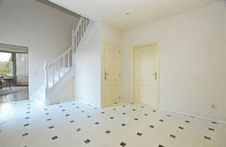 In een doodlopende straat bevindt zich deze goed onderhouden en tijdloze villa, omgeven door een uitgestrekte parktuin van ongeveer 41 are. De...