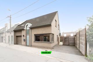 IMMO FRANCOIS MEETJESLAND PRESENTEERT GRAAFJANSTRAAT 53A!<br /><br />WIJ VERWIJZEN U VOOR ALLE INFO &amp; DOCUMENTEN GRAAG DOOR NAAR ONZE WEBSITE: IMMOFRANCOIS.BE.<br /><br />WENST U EEN GRATIS EN VRIJBLIJVENDE VERKOOPSANALYSE MET WAARDEBEPALING VAN UW EIGENDOM? LOUIS KOMT GRAAG BIJ U LANGS!<br /><br />In het charmante en rustige Boekhoute stellen wij deze recente halfopen bebouwing voor. Deze instapklare woning combineert hedendaags wooncomfort met een gunstige energieprestatie (EPC-label B), dak- en gevelisolatie, airco, zonnescreens en een doordachte indeling — ideaal voor wie op zoek is naar een praktische en energiezuinige gezinswoning.<br /><br />Bij het betreden van de woning komt u terecht in een aangename leefruimte waar licht en ruimte centraal staan. De open en gezellige zithoek sluit naadloos aan bij de eetplaats en de praktische keuken. Aansluitend bevindt zich een handige berging/wasruimte en een inpandige garage die momenteel werd ingericht als bureau, maar eenvoudig opnieuw als garage kan worden gebruikt.<br /><br />Op de eerste verdieping vindt u drie volwaardige slaapkamers die stuk voor stuk comfortabel zijn ingericht, samen met een verzorgde badkamer voorzien van twee wastafels, een ligbad en douche.<br /><br />Buiten geniet u van een mooi aangelegde tuin met terras, waar rust en privacy troef zijn. Dankzij de oprit met parkeergelegenheid beschikt u bovendien steeds over een praktische toegang tot de tuin en voldoende plaats voor uw wagen.<br /><br />Neem voor meer informatie of een bezoek contact op met Louis Van Zele van Immo Francois Meetjesland.<br /><br />GRAAG ALS EERSTE OP DE HOOGTE VAN ONS AANBOD? 1) BEZORG ONS UW ZOEKVOORKEUREN EN WE HOUDEN CONTACT, 2) VOLG @IMMOFRANCOISMEETJESLAND VIA INSTAGRAM<br /><br />