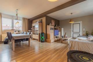 <p><span><span>Gelegen in </span><i><span><strong>Zwijndrecht</strong></span></i><span>, vlak bij Antwerpen maar toch buiten de drukte, bieden wij dit </span><i><span><strong>uitzonderlijk multifunctionele gebouw</strong></span></i><span> aan met tal van mogelijkheden. Dankzij de strategische ligging en vlotte bereikbaarheid is dit pand ideaal voor wie </span><i><span><u>wonen en werken</u></span></i><span> wil combineren of op zoek is naar een ruime professionele uitvalsbasis.</span></span></p><p><span><span>Aan de straatzijde bevindt zich een </span><i><span><u>riante duplexwoning</u></span></i><span> met een grote garage, wat zorgt voor comfortabel wonen met voldoende parkeermogelijkheden. Aansluitend vindt u een ruim </span><i><span><strong>magazijn-, opslagruimte of werkatelier</strong></span></i><span>, perfect geschikt voor </span><i><span><u>uiteenlopende activiteiten</u></span></i><span>. Boven het magazijn bevindt zich een </span><i><span><strong>extra dagverblijf of woongelegenheid</strong></span></i><span>, ideaal in te richten als bureel, vergaderruimte, archief of zelfs bijkomende woonunit.</span></span></p><p><span><span>Het geheel is gelegen op een perceel van</span><i><span><strong> 3a 4ca </strong></span></i><span>en beschikt over een bewoonbare oppervlakte van maar liefst 485 m². </span></span></p><p><span><span>Hoewel enige opfrissing wenselijk is, vormt het </span><i><span><strong>indrukwekkende volume </strong></span></i><span>hier de </span><i><span><strong>absolute troef</strong></span></i><span> en biedt het pand een waaier aan invullingen.</span></span></p><p><span><span><strong><u>Mogelijke activiteiten en invullingen:</u></strong></span></span></p><ul><li><span><span>Ideaal voor zelfstandigen zoals aannemers, schrijnwerkers, elektriciens of loodgieters die een atelier en opslagruimte nodig hebben in combinatie met woonst</span></span></li><li><span><span>Perfect als logistieke hub of stockageruimte voor e-commerce of kleine distributieactiviteiten</span></span></li><li><span><span>Geschikt voor creatieve beroepen zoals kunstenaars, fotografen of ontwerpers die nood hebben aan een atelier met woonmogelijkheid</span></span></li><li><span><span>Ideaal voor wie een combinatie zoekt van wonen, werken en opslag (bijvoorbeeld voor een webshop, fietsenherstelplaats, interieurzaak, etc.)</span></span></li></ul><p><span><span></span></span></p><p><span><span>Dit pand biedt een</span><i><span><strong> zeldzame combinatie</strong></span></i><span> van <u>ruimte, flexibiliteit en ligging</u>, en is een buitenkans voor wie op zoek is naar volume en </span><i><span><strong>wonen en werken</strong></span></i><span> optimaal wil integreren.</span></span></p><p><span><span>Maak uw afspraak voor een persoonlijke rondleiding en toelichting .</span></span></p><p><span><span><strong>T.</strong> </span><i><span>078 482000<strong> </strong></span></i><span><strong>| </strong>i</span><i><span>nfo@rented.be</span></i><span> <strong>| </strong>0475 658870</span></span></p><p><span><span></span></span></p>