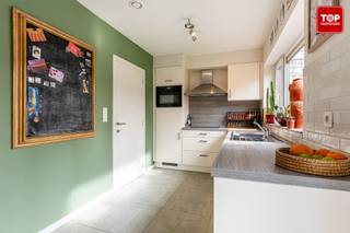 <p>De instapklare woning is gelegen op een gunstige locatie met een vlotte verbinding naar het centrum van Gent en de belangrijkste invalswegen (E17/R4/E40). In de buurt vind je winkels, openbaar vervoer en andere voorzieningen op korte afstand. Een aangename ligging waar bereikbaarheid en rust mooi samenkomen.</p>
<p></p>
<p>Troeven:</p>
<ul>
<li>Energiezuinige woning</li>
<li>Garage</li>
<li>Tuin en terras</li>
<li>Gunstige locatie</li>
<li>Conforme elektriciteitskeuring</li>
<li>Instapklare woning, volledig gerenoveerd in 2018</li>
</ul>
<p></p>
<p>Bij het binnenkomen kom je in een lichtrijke inkomhal. Aansluitend bevindt zich een L-vormige leefruimte met achteraan een open, lichtrijke keuken waar alle toestellen functioneel zijn, en vooraan een ruime en aangename leefruimte.</p>
<p>Verder beschikt de woning op het gelijkvloers over een gastentoilet en een droge kelder, ideaal als extra bergruimte.</p>
<p>Op de eerste verdieping zijn er twee slaapkamers, waaronder een ruime kamer en een kinderkamer, evenals een badkamer.</p>
<p>Op de bovenste verdieping bevindt zich de master bedroom met een extra badkamer, wat zorgt voor extra comfort en privacy.</p>
<p>Buiten is er een mooie, groene en gezellige tuin met terras en Zuidelijke oriëntatie. Achteraan is er een achterpoortje, ideaal om met fietsen door te gaan of om de vuilbakken vlot buiten te zetten. Via deze doorgang heb je ook toegang tot de garage. Deze is verplicht mee aan te kopen voor 32.000 euro.</p>
<p><br />Bel Top Vastgoed voor een bezoek op 0475 700 700</p>