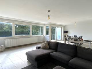 Maak uw bezoek aan ons nog eenvoudiger! Vul alstublieft vooraf de huurdersfiche in en stuur deze naar delphine@vastgoeddemeyer.be. Wij nemen daarna contact met u op om een afspraak ter plaatse te plannen. U kunt de fiche vinden onder de downloads. Alvast bedankt!<br /><br />Dit appartement is gelegen in het centrum van Pittem op wandelafstand van school, bakker, slager, openbaar vervoer, ... Het appartement is gelegen op de 2de verdieping en is toegankelijk met de lift of de trap.<br /><br />U komt binnen in de inkomhal die toegang verleent tot alle ruimtes. Via een dubbele deur betreedt u de lichtrijke leefruimte. Verder heeft U de gesloten ingerichte keuken (keramische kookplaat, oven, dampkap en dubbele spoelbak). In de keuken is er plaats voorzien om een koelkast en een vaatwasmachine te plaatsen. Aansluitend heeft dit appartement een praktische berging met aansluiting voor een wasmachine. Via de leefruimte kan u het zongericht terras betreden.<br /><br />Verder heeft dit appartement een badkamer met ligbad, douche en dubbele lavabo's met meubel. Een apart toilet en 3 slaapkamers. Tot slot is dit appartement voorzien van een garagebox!<br /><br />EPC: 153 kWh/m²<br /><br />PLUSPUNTEN:<br />* TOPLIGGING<br />* RUIM<br />* ENERGIEZUINIG<br />* GARAGEBOX<br />* ZONGERICHT TERRAS