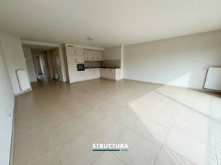 Appartement bien entretenu et idéalement situé, au premier étage, avec un balcon orientée sud-ouest. Accès aisé aux commerces, aux transports...