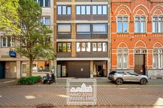 <p>"ABSOLUTE TOPPER" - Afspraak ENIGE BEZOEKDAG ENKEL telefonisch via Randy Remue op 0479/ 99. 99. 90, meer info via Facebook "Remue Randy" - LIKE de pagina en blijf op de hoogte van alle nieuwe woningen. De stukken van de woning zijn te consulteren op www.immo-zone.be. Dit centraal gelegen APPARTEMENT vinden we terug in de Ieperstraat 22, Oostende. Dit appartement met veel potentieel is centraal gelegen in het commerciële centrum van Oostende. Indeling: Het appartement is gelegen op de 1e verdieping en is te bereiken via trap of lift. Bij het binnenkomen treffen we de inkomhal met toegang tot de 2 volwaardige slaapkamers, elk met toegang tot de badkamer, voorzien van douche en wastafel. De lichtrijke leefruimte biedt voldoende plaats voor een gezellige zithoek en een aparte eetplaats. Aansluitend bevindt zich de keuken, die beschikt over heel wat kastruimte en een praktische indeling. Er is ook een bergruimte voorzien. Een absolute troef is het ruime terras, waar je in alle rust kan genieten van het buitenleven. Mogelijkheid tot huren van een autostaanplaats en garage. Mogelijkheid tot aankoop van 2 bergingen. Dit appartement is een ABSOLUTE TOPPER voor starters, gezinnen, investeerders of voor wie op zoek is naar een buitenverblijf aan de kust. P-score: D / G-score: D. VOOR ZEER SNELLE BESLISSERS!!<br />IMMO ZONE RHODELAND  RANDY REMUE - 0479/ 99. 99. 90</p>