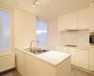 - Duplex-appartement (lift aanwezig)<br />- Ideale ligging: Smissestraat 4 in Klerken<br />- Inkomhal met lift, apart toilet en berging<br />- Woonkamer met open keuken<br />- 3 slaapkamers<br />- Badkamer met inloopdouche en wastafel<br />- Privé-staanplaats <br />- Tof terras op het gelijkvloers<br />- Uitstekend EPC: 134 kWh/m²/jaar, label B, UC: 2508712<br />- Huurprijs € 700/maand, geen syndicuskosten <br />- Beschikbaar vanaf september