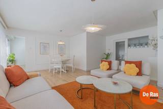 EERSTE BEZOEKDAG ZATERDAG 11/07 VANAF 10U (enkel op afspraak!)<br /><br />HERZELE – Dit recent gerenoveerde duplex- appartement ligt nabij het centrum, op wandelafstand van scholen, winkels, het station en openbaar vervoer.<br /><br />Belangrijke troeven: instapklaar, energiezuinig (EPC B), centrale verwarming op aardgas (2023), moderne strakke afwerking en een zonnige tuin met ruim terras.<br /><br />Naar indeling toe bevinden zich op het gelijkvloers een inkomhal, garage en twee praktische bergruimtes. Er is vanaf het gelijkvloers toegang tot de aangename en rustige tuinzone. <br />Op de eerste verdieping bevinden zich de lichtrijke woonkamer met toegang tot de volledig geïnstalleerde keuken. <br />De nachthal heeft toegang tot de 3 slaapkamers en de moderne badkamer te bereiken. De badkamer is voorzien van bad met douchemogelijkheid en dubbele lavabo (vernieuwd in 2023). Verder is er ook een aparte toiletruimte. <br />Via de hal kan je het terras bereiken dat uitgeeft op de aangename, zonnige tuinzone. <br /><br />Ook mooie huur-opbrengst/rendement te bekomen.<br /><br />Bel snel voor je afspraak! 053/60.65.60<br /><br />De vermelde prijs is een richtprijs. Na ontvangst van de biedingen zal de verkoper beslissen of hij/zij de eigendom verkoopt aan het beste bod. De richtprijs is aldus niet bindend voor de verkoper. Voor meer info kunt u ons contacteren of het reglement raadplegen op onze website.