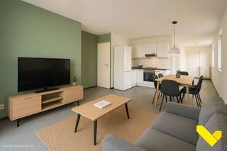 Ruime energiezuinige studio in hartje Geel! <br /><br />Deze studio is gelegen op de eerste verdieping en is bereikbaar met de trap. <br />Ideale locatie aangezien de markt, winkels, openbaar vervoer en scholen zich op wandelafstand bevinden! <br />Zeer gunstig EPC dus lage maandelijkse kosten! <br /><br />Indeling: <br />De leef- en slaapruimte is ruim en geniet van veel lichtinval door de grote raampartijen. De open keuken is geïnstalleerd met de nodige toestellen. Het terras bevindt zich aan de achterzijde en tevens ook de rustige kant. <br />Een badkamer bevindt zich in een aparte ruimte en beschikt over lavabo, douche en toilet. Een technische berging geeft de aansluitingen voor een wasmachine. <br /><br />Fietsen en vuilbakken kunnen geplaatst worden in een afgesloten gemeenschappelijke berging. <br /><br />Heb je interesse? Vraag uw bezoek aan via onze website https://www.immovl.be/te-huur/list en druk op de knop 'IK WENS EEN BEZOEK'.