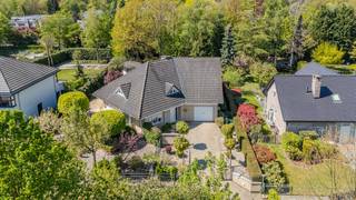Op een mooi perceel van 1548 m² vinden we deze vrijstaande woning terug, gebouwd in 1991 en volledig instapklaar. Met een bewoonbare oppervlakte van maar liefst 327 m² biedt deze woning alle ruimte die u nodig heeft voor comfortabel wonen, zowel binnen als buiten.<br /><br /><strong>Rustige ligging in het groene Lanaken</strong><br />De woning is gelegen in een rustige straat in Neerharen-Lanaken, een gemeente die bekend staat om haar groene omgeving en aangename woonkwaliteit. U geniet hier van een ideale combinatie van rust en bereikbaarheid, met tal van wandel- en fietsmogelijkheden in de buurt.<br />Daarnaast bevindt u zich op korte afstand van winkels, scholen en belangrijke verbindingswegen. Ook de nabijheid van Maastricht vormt een grote troef, waardoor u geniet van een extra aanbod aan cultuur, horeca en shoppingmogelijkheden.<br /><br /><strong>Een praktische indeling met veel mogelijkheden</strong><br />Bij het binnenkomen betreedt u de inkomhal die u verder leidt naar de verschillende leefruimtes. De woonkamer is ruim en lichtrijk en vormt een aangename plek om te ontspannen. De houtkachel zorgt voor extra gezelligheid, terwijl het schuifraam een directe verbinding maakt met het terras en de tuin. Aansluitend bevindt zich de keuken, die praktisch is ingericht.<br /><br />Op het gelijkvloers bevindt zich bovendien nog een praktische bergruimte en een extra kamer die naar wens kan worden ingericht, ideaal als bureau, hobbyruimte of logeerkamer. Als ook is er een inpandige garage aanwezig!<br /><br />Op de eerste verdieping komt u via de nachthal terecht in vier volwaardige slaapkamers en drie badkamers. De master bedroom beschikt over een eigen badkamer en bijkomende bergruimte, wat zorgt voor extra privacy en comfort. Naast de master bedroom vindt u nog drie extra slaapkamers, waarvan twee rechtstreeks toegang hebben tot een badkamer. De derde kamer bevindt zich nabij een aparte badkamer, wat zorgt voor een praktische en comfortabele indeling.<br /><br />Daarnaast beschikt de woning nog over een zolder en een gedeeltelijke kelder, wat zorgt voor extra opbergmogelijkheden. Bovendien zijn er rolluiken aanwezig, inclusief aan het dakraam, waar deze automatisch bedienbaar zijn.<br /><br /><strong>Buiten genieten in alle rust</strong><br />De woning is volledig omheind en biedt daardoor optimale privacy. Via de automatische toegangspoort geniet u bovendien van extra comfort en veiligheid. De ruime, zuidwestgerichte tuin vormt een echte troef. Hier kunt u de hele dag door genieten van zon, rust en groen. Met terrassen aan zowel de voor- als achterzijde van de woning kiest u zelf waar u wilt ontspannen.. <br /><br /><strong>Waarom deze woning uw aandacht verdient</strong>
<ul>
<li>Vrijstaande en instapklare woning</li>
<li>5 slaapkamers en 3 badkamers</li>
<li>Ruime bewoonbare oppervlakte</li>
<li>Grote, zonnige tuin met veel privacy</li>
<li>Multifunctionele extra ruimte op het gelijkvloers</li>
<li>Afgesloten perceel met automatische toegangspoort</li>
<li>Rustige ligging in het groene Lanaken, nabij Maastricht</li>
</ul>
Interesse in deze ruime woonst? Neem contact met ons op via het nummer <span><strong>+32 (0)89 23 44 22</strong></span> of mail naar<span><strong> info@immoverslegers.be</strong></span>!