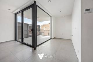 <p><span>Comfortabel 2-slaapkamerappartement op centrale ligging te Ham.</span></p><p><span> </span></p><p><span>Dit appartement op de tweede verdieping biedt 87,28 m² woonoppervlakte, 2 slaapkamers en een terras van 11,22 m². De tweede slaapkamer geeft extra flexibiliteit en maakt het appartement geschikt voor verschillende woonbehoeften.</span></p><p><span> </span></p><p><span>De koper kiest zelf nog de keuken binnen het voorziene budget van 12.500 euro excl. btw. De rest van het appartement is reeds klaar, waardoor u snel kan verhuizen of verhuren.</span></p><p><span> </span></p><p><span>Met geothermie voor vloerverwarming en koeling, zonnepanelen, ventilatie D en E-peil 10 is dit appartement een duurzame en comfortabele keuze met vrijstelling van het KI in de eerste 5 jaar.</span></p><p><span> </span></p><p><span>6% BTW tarief mogelijk!</span></p><p><span> </span></p><p><span>Ideaal voor wie centraal wil wonen met een extra kamer als belangrijke meerwaarde.</span></p>