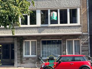 Op een boogscheut van Smedenpoort en 't Zand, en van het station bevindt zich dit ruim appartement op eerste verdieping in de aangename residentie Atlanta. Op oppervlakte van 107 m² + maar liefst 16 m² Z.O.-gericht terras (die tot deel in namiddag zon biedt). Ideale locatie met heel wat buurtwinkels, supermarktjes, nabijheid van alle voorzieningen, maakt dit bijzonder mooi wonen. Er is een bovengrondse èn ondergrondse gemeenschappelijke fietsenbergplaats, en het appartement heeft ook een privatieve kelderberging (droog en geriefelijk). <br /><br />Het op te frissen appartement telt 2 (mog. tot 3) slaapkamers en heeft een een authentieke seventies-vibe die terug kan gesmaakt worden, al is er wel wat opfriswerk nodig. De ruimtes zijn aangenaam en mooi in proportie. Wij betreden het appartement via een grote inkomhal, er is een gastentoilet, vestiaire-nis, een bureau die uitgeeft op een ruime living (voorzien van parket, + karaktervolle schouw, niet meer in gebruik), een verzorgde doch wat oudere keuken, een tussenhal met berging, nachthal, badkamer, 2 slaapkamers (grote en middelgrote) waarvan de middelgrote uitgeeft op een riant zonnig terras (enige appartement in de residentie die een groot terras heeft!).<br /><br />Bij het appartement is er een bovengrondse gesloten garagebox bij te kopen aan 32.000 EUR, rekening houdend met de ligging is dit zeker een interessante meerwaarde.<br /><br />De bijzonder gunstige EPC-score 128 Kwh/m/j is te danken aan de vernieuwde ramen (met thermisch/akoestisch isolerend dubbel glas) in PVC en ook aan de recente HR-condensatie-gaswandketel (Buderus).<br /><br />Bijzonder leuk wonen, de ligging is beslist een heel grote troef, op fiets- en wandelafstand van station en zoveel meer + vlot bereikbaar (men zit zo op de expressweg richting kust of binnenland). Boek uw bezoek: 0476 70 60 26 of thierry@puurvastgoed.be