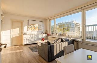 Bright rooftop apartment with exceptional terrace and panoramic viewsOn the eleventh floor of a well-kept building on the De Roest d'Alkemadelaan is...