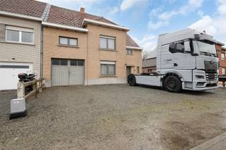 U zoekt een ruime half open bebouwing met tuin en garages, waar u zelf nog de handen uit de mouwen kan steken ? Op wandelafstand van zowel centrum, lagere school en station van Herne, stellen wij u deze grote te renoveren woning voor met zuidgerichte tuin en garage op 7are 55, eveneens tweede garage in de achterbouw. Deze woning, ideaal voor grote gezinnen, bestaat uit een inkomhal (12m2), living / eetplaats (35m2), keuken (16m2), 2de eetplaats (24m2), garage en aanpalende achterbouw met hal, 2 slaapkamers, berging en wasplaats. Het verdiep herbergt 2 dubbele slaapkamers (16.5 +14m2 en 17 + 15m2), badkamer (10m2) en vaste trap naar mogelijks inrichtbare zolder (70m2). EPC E 434, CV aardgas ( ketel defect), dubbele beglazing PVC (2017). Momenteel verhuurd. Ruime parking voor de woning! Te bezoeken