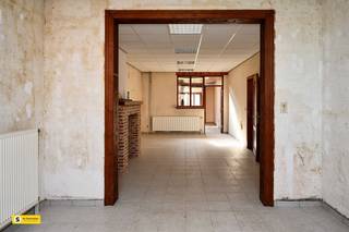 Ontdek deze unieke eigendom in het hart van Olen, een verborgen juweel klaar om omgetoverd te worden tot uw droomhuis. Met een royale...