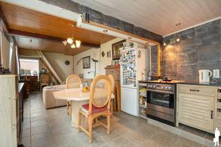 Deze woning in Hamme biedt heel wat mogelijkheden voor wie op zoek is naar een eigendom dat volledig naar eigen smaak kan worden ingericht en gerenoveerd. De absolute blikvanger is het prachtige perceel met een uitgestrekte tuin van maar liefst ca. 800 m² en een aangenaam weids uitzicht. Een interessante opportuniteit voor renovatie- of verbouwingsliefhebbers die op zoek zijn naar ruimte en potentieel.<br /><br />Indeling<br />- Leefruimte<br />- Keuken<br />- 1 ruime slaapkamer<br />- Badkamer<br />- Verschillende mogelijkheden om de bestaande woning verder te optimaliseren of herin te richten<br />- Garage<br /><br />Tuin<br />- Prachtige, uitgestrekte tuin van ca. 800 m²<br />- Weids en groen uitzicht<br />- Veel ruimte voor het creëren van verschillende tuin- en terraszones<br />- Ideaal voor wie houdt van rust, groen en buitenruimte<br /><br />Algemeen<br />- Woning met tal van renovatie- en inrichtingsmogelijkheden<br />- Verwarming via gaskachels<br />- EPC-label F<br />- Renovatieverplichting van toepassing<br />- Mooi perceel met bijzonder veel potentieel<br /><br />Een eigendom voor wie de mogelijkheden van het perceel en de woning, de ruime tuin en het weidse uitzicht weet te waarderen.<br /><br />Op zoek naar een woning, appartement of bouwgrond in het Waasland of de Denderstreek?<br />De Boer & Partners Waas & Dender begeleidt u graag bij de aankoop of verkoop van vastgoed in deze ruime regio.<br />Wenst u dit pand te bezoeken? Contacteer ons via waasendender@deboerenpartners.be of 03 377 55 00.