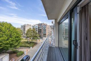<ul>
<li>Deze woning is gelegen op de <strong>derde verdieping</strong> van een residentie in de Wellingtonstraat, op een <strong>uitstekende locatie</strong> vlak bij het centrum van Oostende.</li>
<li>Het strand, <strong>de Japanse Tuin,</strong> het Thermae Palace, winkels, openbaar vervoer en tal van voorzieningen bevinden zich op wandelafstand. Het appartement biedt maar liefst <strong>85 m² bewoonbare oppervlakte</strong>, veel lichtinval en terras.</li>
<li><u><strong>Indeling</strong></u>: ruime inkomhal, lichtrijke leefruimte met zit- en eetplaats en toegang tot het terras, ingerichte keuken, 2 ruime slaapkamers, badkamer en een praktische berging.</li>
<li><u><strong>Kenmerken</strong></u>: fietsenberging aanwezig, privatieve kelderberging aanwezig, <u><strong>meubels inbegrepen in de prijs!</strong></u></li>
</ul>
Ideaal als ruime vaste woonst aan zee, maar eveneens interessant als tweede verblijf dankzij de ligging en het wooncomfort.