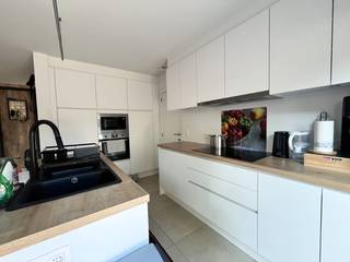 <strong>Moderne gesloten bebouwing voorzien van zonnepanelen<br />Bezoekmoment op zaterdag 26 september tussen 10.00 uur en 12.00 uur. Inschrijven verplicht.</strong><br />Deze moderne woning bevindt zich op wandelafstand van het centrum van Ingelmunster, in een zijstraat van de Bollewerpstraat, nl de oude site van de Brouwerij. De mooie woning is uitgerust met een inkom, gastentoilet, leefruimte en eetkamer met geïntegreerde keuken voorzien van alle toestellen. Via de keuken kom je in de ruime garage terecht die rechtstreekse doorgang verleent naar de tuin met terras en tuinberging.<br />De woning is volledig afgewerkt (geschilderd, voorzien van gordijnen en verlichting) en is tevens uitgerust met 4 zonnepanelen.<br />Op de eerste verdieping bevinden zich 3 slaapkamers, een ingerichte badkamer(met bad en douche), een apart toilet en een berging. De slaapkamers zijn allen volwaardig door de aanwezigheid van rechte muren. <br />Zonnepanelen zorgen ervoor dat u energiezuinig kan wonen. BEN !!<br />Extra pluspunten : regenput van 10.000 liter aanwezig, tuinhuis van 6 m², ruime garage met plaats voorzien voor uw wasmachine en droogkast,..... Kortom instapklaar !!!<br />Vrij vanaf 1 december 2026<br />
