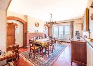 Appartement à rénover offrant une superficie exceptionnelle (109 m²) et une vue frontale sur la mer, au cœur de Koksijde-Bad.Situé au cinquième étage...