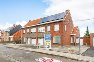 - Rustige, landelijke ligging: Kortrijksestraat 193 in Dadizele<br />- Kloeke, halfopen bebouwing<br />- Lichtrijke leefruimte<br />- Praktische keuken<br />- 3 slaapkamers<br />- Kelder en zolder<br />- Badkamer met douchebad en wastafel<br />- Tuin met terras, bijgebouw en tuinhuis<br />- Inpandige garage en grote oprit<br />- 19,8 m² zonnepanelen<br />- EPC label F (renovatieplicht van toepassing)<br />- Richtprijs: € 249.000