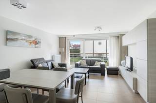 Recent appartement gelegen in een verzorgde residentie, op een topligging net achter de zeedijk in Duinbergen.Het appartement geniet van een...