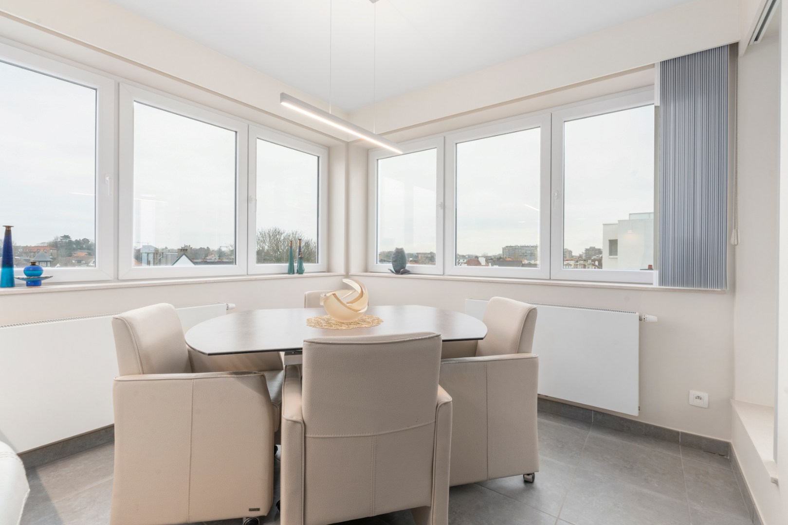 APPARTEMENT AVEC DEUX CHAMBRES ET VUE LATÉRALE SUR LA MER - photo 5