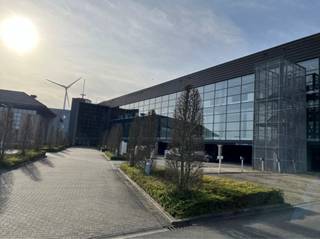 Er is ca. 6.850m² kantoorruimte en ca. 1750m² opslagruimte aanwezig.<br /><br /><span>Huidige beschikbaarheid</span>:<br /><br />• Gelijkvloers: 90-tal parkings<br />• 1ste verdieping: 283m² als 1 geheel te huur<br /><strong>1.807m² als kantoorruimte of business center</strong><br />• 2de verdieping: 177m² als 1 geheel<br /><br /><span>Kantoorruimte vanaf 177 m² - 2.267 m²<br /></span><br />- Volledig ingericht met aparte vergaderruimtes<br />- Laadmogelijkheden bespreekbaar<br />- Mogelijkheid tot buiten eten<br />- Verschillende eetgelegenheid in nabijheid<br />- Extra faciliteiten in en rondom het gebouw:<br />- Nabij E17 Kortrijk - Oost<br />- Nabij fietssnelweg<br />- Open ruimtes met flexibele indelingsmogelijkheden<br />- 90 (overdekte) parkeerplaatsen