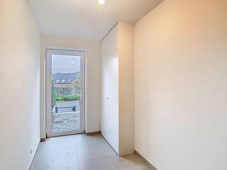 In het heuvelachtige, zeer rustige Westouter vinden we deze nieuwbouwwoning terug, gelegen op het einde van een residentiële wijk. In het dorp...