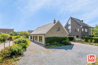 Volledig te renoveren open woning met ruime afzonderlijke garage en grote tuin op een toplocatie nabij Oude Bareel in Sint-Amandsberg/Oostakker. De woning bevat op het gelijkvloers een inkomhal, een leefruimte met grote veranda, een basis keuken, een toilet, een nachthal met wasplaats/berging, twee slaapkamers en een badkamer met ligbad, was meubel en een toilet. Op de eerste verdieping zijn er 3 ruime slaapkamers (waarvan kamer 3 toegankelijk via kamer 2). De woning beschikt niet over leidingwater (geboorde filterput) en wordt centraal verwarmd met stookolie. Het buitenschrijnwerk bestaat vnl. uit PVC met dubbel glas en rolluiken. De totale oppervlakte van het zuidoost georiënteerde perceel is 761m².<br />Wil u deze moderne en instapklare woning met schitterend uitzicht bezoeken? Schrijf dan nu in voor het bezoekmoment op zaterdag 22 augustus 2026, enkel via https://calendly.com/loimmogunther/bezoekmoment-beelbroekstraat-94-te-sint-amandsberg