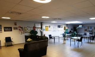 Ben je op zoek naar de plek om je bedrijf groot te maken? Ben je de files beu? Een plek in de buurt van Brussel en Gent? Dan heeft Delestré Immobiliën de idéale oplossing voor u.<br />Erg ruime kantoren of polyvalente ruimtes te huur + magazijn unit gelegen vlakbij het Station van Aalst en op een boogscheut van het centrum en alle invalswegen. ONMIDDELLIJK BESCHIKBAAR.<br />De maandelijkse huurprijs bedraagt 2.500 euro voor de kantoren van 280 m² samen met een opslagruimte van ongeveer 134 m².<br /><br />Onroerende voorheffing ten laste van de huurder.<br /><br />Benieuwd naar dit bedrijfsvastgoed te huur regio Aalst?<br />Contacteer info@immodelestre.be of 054 33 62 52.<br />www.immodelestre.be<br /><br />