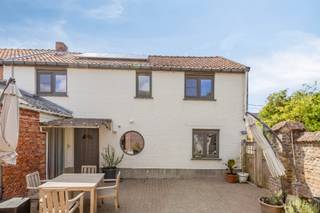 CHARMANTE INSTAPKLARE WONING MET 3 SLAAPKAMERS EN BIJGEBOUWEN (300M2) OP EEN RUIM PERCEEL VAN 23A20CA MET VRIJ ZICHT GELEGEN IN EEN DOODLOPENDE...
