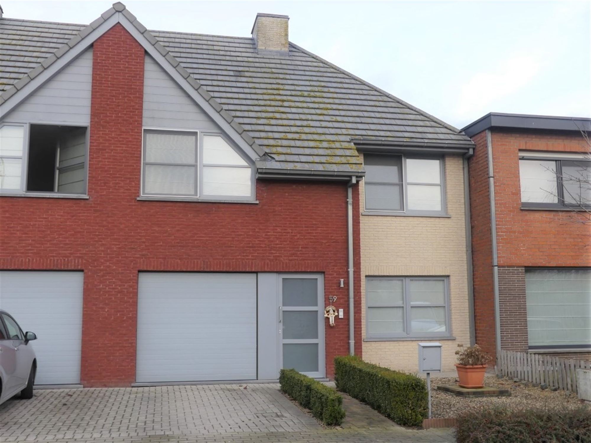 Instapklare gezinswoning met garage en tuin nabij het centrum van Diksmuide - foto 1