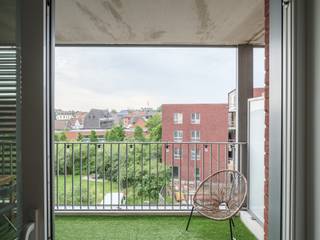 <strong>Lichtrijk appartement met ruim zonneterras en open groen zicht op toplocatie aan Dok Noord. Mogelijkheid aankoop autostaanplaats!</strong><br /><br />Ontdek dit aangename en lichtrijke appartement, gelegen op de derde verdieping van een verzorgd residentieel gebouw in de populaire wijk Dok Noord. Dankzij de gunstige ligging geniet u van een open zicht op het aangelegde groen, wat zorgt voor een aangenaam gevoel van ruimte en rust midden in de stad.<br /><br />Het appartement beschikt over een ruim en zonnig terras, de ideale plek om te ontspannen. Binnen vindt u een volwaardige slaapkamer en een tweede kamer met praktische ingemaakte kast, perfect als dressing, bureau of logeerkamer.<br /><br />Het appartement maakt deel uit van de succesvolle reconversie van de voormalige ASEC-site, vandaag uitgegroeid tot een bruisende stadswijk waar wonen, ontspanning en stedelijke dynamiek naadloos samengaan. Gezellige horecazaken, winkels en recreatiemogelijkheden bevinden zich op wandelafstand.<br /><br />Als extra troef: mogelijkheid tot aankoop van een autostaanplaats (30.000)<br /><br /><strong>Een ideale woonst voor wie op zoek is naar comfort, licht en een levendige omgeving met alle voorzieningen binnen handbereik.</strong>