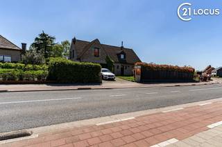 <p><strong>Zelden aanbod: 276 m² wooncomfort met 5 parkeerplaatsen in het centrum van Melsele.<br /><br />Ruime, vernieuwde villa (276 m²) met 4 slaapkamers, garage en grote zuidwestgerichte tuin op een perceel van 1.025 m², centraal gelegen in Melsele (Beveren).</strong><br />Deze instapklare woning combineert een uitzonderlijk ruimtegevoel met praktische parkeermogelijkheden en een uitstekende bereikbaarheid.</p>
<h3>Indeling</h3>
<p>Via de inkomhal komt u in de <strong>lichtrijke leefruimte van ca. 60 m²</strong>, met gezellige zithoek en open haard. Aansluitend bevindt zich de geïnstalleerde keuken (15 m²) met handige bijkeuken/wasruimte en extra berging.</p>
<p>De woning beschikt over <strong>4 volwaardige slaapkamers</strong> (26 m², 18 m², 18 m² en 11 m²) en een ruime badkamer (15 m²). Extra ruimtes kunnen perfect ingericht worden als <strong>bureau, speelkamer of praktijkruimte</strong>, ideaal voor zelfstandigen of thuiswerkers.</p>
<p>Buiten geniet u van een <strong>grote tuin van ca. 710 m²</strong> met <strong>zuidwestoriëntatie</strong> en een zonnig terras.</p>
<h3>Troeven</h3>
<ul>
<li>Bewoonbare oppervlakte: <strong>276 m²</strong></li>
<li>Perceel: <strong>1.025 m²</strong></li>
<li><strong>4 slaapkamers</strong></li>
<li><strong>Leefruimte van ca. 60 m²</strong></li>
<li><strong>Garage + 5 parkeerplaatsen</strong> (3 buiten, 2 binnen)</li>
<li><strong>Zuidwestgerichte tuin</strong> met terras</li>
<li><strong>EPC 207 kWh/m²/jaar</strong></li>
<li>Vernieuwde woning in goede staat</li>
<li>Centrale ligging nabij scholen, winkels, station en E17</li>
</ul>
<p>Deze villa is ideaal voor gezinnen die ruimte zoeken, maar ook voor wie wonen en werken wil combineren.</p>
<p>📞 <strong>Contacteer ons voor een bezichtiging.</strong></p>