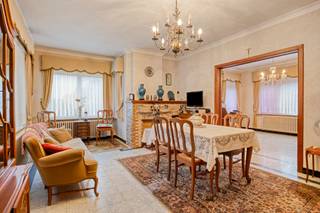 <strong>Te renoveren woning op 1420 m2 - volop mogelijkheden in een rustige, groene omgeving<br /><br /></strong>Ontdek deze uniek gelegen woning op een ruim perceel van 1420 m2, perfect voor wie houdt van rust, privacy en potentieel. De woning vraagt om een grondige renovatie, maar biedt daardoor een uitgelezen kans om alles volledig naar eigen smaak en wensen te realiseren.<br /><br />Dankzij het royale perceel zijn uitbreidingen of aanbouwen perfect mogelijk (binnen de geldende regelgeving). Denk aan extra leefruimte, een praktijk aan huis, een hobbyruimte of zelfs een ruime garage of atelier.<br /><br /><strong>Troeven van dit pand:<br /></strong>- Groot perceel van 1420 m2<br />- Rustige, landelijke ligging<br />- Tal van uitbreidingsmogelijkheden<br />- Ideaal voor doe-het-zelvers of investeerders<br />- Zonnige tuin<br />- Vlotte verbinding naar lokale voorzieningen<br />- Mogelijkheid om het perceel op te splitsen voor 2 halfopen bebouwingen<br /><br />Dit is de perfecte kans voor wie op zoek is naar een charmant renovatieproject met toekomstwaarde, op een locatie waar ruimte en rust centraal staan.<br /><br />Interesse? Laat je verrassen door het potentieel en plan vandaag nog een bezoek!