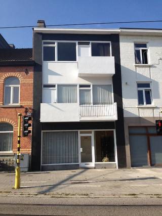 Dit opbrengsteigendom, gelegen op de Voskenslaan 392 in Gent, is een uitstekende investering met een solide rendement. Het gebouw verkeert in goede staat en is altijd goed onderhouden. Het bestaat uit vijf goed verhuurde studio’s, variërend van 15m² tot 32m².<br />De huurinkomsten van 4230,- euro per maand maken dit pand tot een aantrekkelijke bron van stabiele cashflow.<br />Het pand is vergund geacht en beschikt over conformiteitsattesten die geldig zijn tot 2029, met de optie om deze na afloop te verlengen. Dit biedt de koper een langdurige garantie dat alles in orde is, zonder verrassingen.<br /><br />Met een EPC C en een grondoppervlakte van 120m² biedt dit gebouw niet alleen een goede energieprestatie, maar ook een optimaal gebruik van de beschikbare ruimte. De droge kelder biedt bovendien extra opbergruimte, wat een waardevolle aanvulling is. Verder is het pand voorzien van één centrale elektriciteitsteller, die eveneens beschikt over een tussenteller voor elke studio. Daarnaast zijn er ook afzonderlijke tussentellers voor water en gas. Deze opstelling zorgt voor een nauwkeurige en efficiënte verdeling van de nutsvoorzieningen per unit, wat het beheer vereenvoudigt en zorgt voor transparante kostenafrekeningen.<br /><br />De vraagprijs van 1.290.000 euro maakt dit pand tot een bijzonder aantrekkelijke optie voor investeerders die op zoek zijn naar een goed renderend eigendom met betrouwbare huurinkomsten. De stabiele huurders, die altijd tijdig hun huur betalen, zorgen voor een voorspelbaar rendement. Dit gebouw biedt niet alleen sterke cashflow, maar ook de mogelijkheid om te profiteren van de groeiende vastgoedmarkt in Gent.<br /><br /><strong>Voor meer info en/of bezoek bel mij vandaag nog op 0472/50.08.58 - Mohamed <br />Vraagprijs: 1.290.000,- euro</strong>