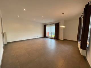 NIEUWERKERKEN - Appartement mét ondergrondse staanplaats<br /><br />Inschrijven voor het geplande kijkmoment kan via onze website => www.immoderas.be/afspraak-instructies<br /><br />Dit fraaie appartement bevindt zich in het hartje van het rustige Nieuwerkerken (Aalst). Dichtbij vinden we tal van winkels, mogelijkheden tot het nemen van het openbaar vervoer, invalswegen en een vlotte verbinding met Aalst en de E40.<br /><br />Het appartement omvat een lichtrijke leefruimte die uitgeeft op een gezellig terrasje. Aansluitend bij de living vinden we een keuken voorzien van alle hedendaagse noden (oven, keramische kookplaat, vaatwas , veel opbergmogelijkheden). Verder vinden we twee slaapkamers ( groot en middelgroot) terug met aansluitend in de gang een volledig uitgeruste badkamer (bad/douche combinatie, wastafel en toilet). In het appartement bevindt zich ook nog een berging met aansluiting voor wasmachine en droogkast. Extra troeven van dit gebouw zijn de ondergrondse staanplaats + fietsenberging en de mooie gemeenschappelijke tuin. Het appartement is ook voorzien van gordijnen en op maat gemaakte vliegenramen.<br /><br /><br />AK: €40/maand