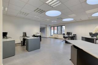 Ce bureau a été entièrement rénové et allie visibilité, accessibilité et confort, idéal pour ceux qui recherchent une base professionnelle dans un emplacement stratégique de la ville.<br /><br />Disposition :<br />-Entrée avec bureau d'information<br />-Espace ouvert complet avec bureaux<br />-Cuisine<br />-Toilettes séparées<br /><br />Dans ce bureau, 2 places de parking sont requises, un espace spacieux pour 19 000 euros et un espace plus petit pour 9 000€.<br /><br />Avantages :<br />-pompe à chaleur air-air (chauffage et climatisation)<br />-stationnement<br /><br /><br />Actuellement, un passage est prévu vers le manoir situé au Schuttersvest 10 Malines, qui peut offrir un cadre de vie et de travail idéal. Bien entendu, cela peut être clôturé proprement en cas de vente séparée.<br /><br />Ce bureau vous intéresse ? Contactez alors rapidement Dewaele et fixez votre rendez-vous.<br /><br /><br />Registre des mesures: non<br /><br />Les images générées par l’IA sont fournies en guise d'inspiration. Elles ne tiennent pas compte des spécifications techniques, ni des renseignements urbanistiques, ni des possibilités concrètes de réalisation.