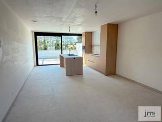 Dit nieuwbouwproject is gelegen in de Vloeiherkstraat, aan de rand van het centrum van Wellen, en is volledig afgewerkt met hoogwaardige...