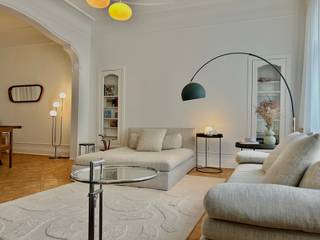 Characterful renovated apartment with authentic features, measuring approximately 145 m², on the first floor of a small-scale residence in Kapucinessenstraat. The location is ideal: on the one hand, the green city park is within walking distance, and on the other hand, shopping streets, Mechelseplein and Theaterplein are just around the corner. Thanks to its proximity to the main access roads, easy accessibility is guaranteed.<br /><br />The spacious living room enjoys pleasant natural light through the large windows at the front. Throughout the apartment, there is continuous block parquet flooring, which gives the whole a warm and authentic look. The kitchen is equipped with a refrigerator, Falcon gas stove and convection oven, microwave, dishwasher and sink. Adjacent to the kitchen is a practical storage room with connections for a washing machine and dryer. The many kitchen cabinets provide ample storage space.<br /><br />The first bedroom is located at the quiet rear of the apartment and features a dressing room and built-in storage space. The second bedroom, which can also be used as a guest room or office, is accessible via the hallway. Both bedrooms share the bathroom with a walk-in rain shower and washbasin.<br /><br />All costs are included in the rental price (water, electricity, gas, Wi-Fi, insurance, communal charges, etc.).<br /><br />Available from 1 January 2026.