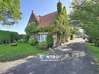 Woning met 5 slpks met opslagruimte (313m2) op een interessant perceel grond van 3.196m2 te Lissewege!<br /><br /><strong>INDELING:<br /><u><em>Gelijkvloers:</em></u></strong><br />Inkomhal - ruime living (met houtkachel) - ruime leefkeuken (O.a. met keramisch fornuis, dampkap en dubbele spoelbak) - afzonderlijk gastentoilet - ruime veranda (met voorzieningen voor wasmachine en droger) - slaapkamer/bureel - tuin met ZUIDgericht terras en een mooi UITZICHT over de Polders en de kerktoren van Lissewege!<br /><br /><u><em><strong>Eerste verdieping:</strong></em></u><br />Nachthal - 4 ruime slaapkamers.<br /><br /><u><strong>Opslagruimte:</strong></u><br />- Bebouwde oppervlakte: 313m2.<br />- Gevelbreedte: 17m.<br />- 3 Poorten vooraan.<br />- Bureel aanwezig.<br />- Smeerput aanwezig.<br />- Verfspuitcabine aanwezig.<br />- Gelegen in agrarisch gebied.<br /><br /><u><strong>Opmerkingen:</strong></u><br />- Grondoppervlakte: 3.196m2.<br />- Oppervlakte opslagruimte: 313m2.<br />- Bewoonbare oppervlakte woning: 160m2.<br />- Drijfkracht aanwezig (380V)!<br />- Garagebox aanwezig.<br />- Zeer VLOTTE verbinding met de A11 en de N31 (Expressweg)!<br /><br />Interessant aanbod aan zeer GOEIE PRIJS-KWALITEITSverhouding! Aarzel zeker niet om ons te contacteren voor verdere info en/of een bezoek ter plaatse: 050/70.01.02 - info@centro.be.