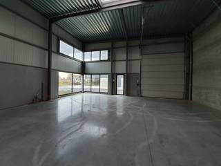 Unité PME d'environ 178 m² à louer à Wielsbeke. L'entrepôt est situé à proximité de différentes routes d'accès. Deux places de parking...