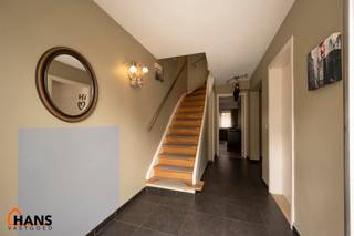 U komt de woning binnen op het gelijkvloers in de ruime inkomhal; uw auto en/of fietsen kunt u stallen in de garage; achterliggend bevindt zich...