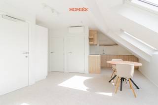 Deze gezellige en volledig gerenoveerde studio bevindt zich op een topligging nabij het Ladeuzeplein en maakt deel uit van een kleinschalig gebouw dat in 2024 werd vernieuwd. De studio is praktisch ingedeeld en beschikt over een lichtrijke leefruimte met open keuken. Dankzij de aparte slaaphoek geniet je van extra comfort en een duidelijke scheiding tussen wonen en slapen. Verder is er een moderne badkamer met  functionele indeling. De studio wordt volledig bemeubeld verkocht, waardoor ze onmiddellijk instapklaar is voor eigen gebruik of verhuur. Op technisch vlak is deze unit volledig uitgerust met een lucht-lucht warmtepomp voor zowel verwarming als koeling, zonnepanelen, een ventilatiesysteem en nieuwe ramen. Dit zorgt voor een uitstekende energieprestatie met EPC-label A en lage verbruikskosten. Elke unit beschikt over eigen elektriciteits- en warmtemeters, wat transparant en individueel verbruik mogelijk maakt. Het gebouw beschikt over een lift, conforme elektriciteitskeuringen en is volledig asbestvrij. Bovendien geniet je van een vrijstelling van onroerende voorheffing tot en met 2029, wat deze studio extra interessant maakt als investering. Dankzij de compacte oppervlakte is deze unit perfect geschikt voor zowel studenten als gedomicilieerde huurders, wat zorgt voor een sterke verhuurbaarheid. Bijkomend kan een handige berging aangekocht worden voor slechts 2.500 €. Grijp deze kans en contacteer ons via info@homies.be of 016/22 82 22!