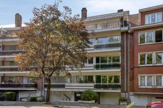 <p><span>immo DAVID stelt u dit ruime duplexappartement van 197 m² voor, gelegen op de 4e en 5e verdieping van een kleinschalig gebouw in een rustige en residentiële omgeving. Het appartement geniet van veel lichtinval dankzij de grote raampartijen en voelt bijzonder ruim aan.</span></p>
<p><span>Op de 4e verdieping bevinden zich de royale woonkamer van 34 m² en de aansluitende eetkamer van 17 m². De keuken sluit hierop aan. Vanuit de leefruimtes is er toegang tot meerdere terrassen. Aan de voorzijde bevindt zich een groot terras van 17 m². Aan de achterzijde zijn er twee terrassen, waarvan één aansluit op de eetkamer en één op een slaapkamer.</span></p>
<p><span>Verder beschikt deze verdieping over twee slaapkamers, een douchekamer, een vestiaire en bergruimte.</span></p>
<p><span>De 5e verdieping omvat twee slaapkamers, een badkamer en twee bijkomende bergruimtes. In totaal beschikt het appartement over vier slaapkamers, ideaal voor een gezin of voor wie extra ruimte wenst voor een bureau, hobby of dressing.</span></p>
<p><span>Het appartement is te moderniseren en biedt veel mogelijkheden om het volledig naar eigen smaak en wensen in te richten. Bovendien beschikt het over een privatieve kelderruimte van ca. 2 m².</span></p>
<p><span>Een overdekte staanplaats is optioneel aan te kopen voor €17.500.</span></p>
<p><span>Ook de ligging is een absolute troef: rustig en residentieel, maar toch vlak bij de Ring, Brussel-centrum, scholen, winkels en openbaar vervoer. Recht tegenover het Dieleghem Bos en nabij het UZ Jette, Laarbeekbos en Poelbos.</span></p>