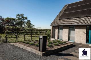 EIGENTIJDSE VILLA MET RUSTGEVENDE TUIN EN LANDELIJKE OMGEVING. In het voormalige Tollembeek, nu Pajottegem vind je deze charmante familiewoning met veel uitstraling. De woning dateert van bouwjaar 2000 maar werd inmiddels verbeterd tot een eigentijdse topper met een geruststellende toekomst. Ze werd ook groter door het sluiten van het voormalige terras/veranda. Het perceel werd destijds helemaal vlak gemaakt door aanvulgrond zodat je een stuk hoger zit dan de aangrenzende velden. Een zalig gevoel. Indeling : gelijkvloers met links toegang tot de leefruimte en rechts tot de garage. Een gastentoilet en trap naar de bovenverdieping maakt het de inkomhal compleet. De leefruimte is 1 lang geheel bestaande uit zit en eethoek en met een aangename veelvuldige lichtinval langs alle zijden. Je wordt meegetrokken naar de perfect aangelegde tuin en de aangrenzende velden met weids uitzicht. De keuken is deels geïntegreerd in de leefruimte maar werd uitgebreid met diverse kasten en werkruimte in het voormalige bureel. Dan nog de inpandige garage met ook buiten als extra een carport. Eerste verdieping met een majestueuze master bedroom, gekoppeld aan de badkamer. Dan nog twee slaapkamers. Buitenruimte is een aangelegde tuin met compact en verwarmd (via warmtepomp) zwembad, grenzend aan het luxueuze tuingebouw die een buitenkeuken en diverse bergingen bevat. Op alle vlakken uitermate goed verzorgd en zonder directe toekomstkosten. EPC optimaal : 155kWh..level B, elektriciteit conform en geen asbest. Verwarming via gaswandketel en ook deels via de luxe gashaard in de zithoek. Een topper in haar soort en dè oplossing voor het groeiend gezin die nood heeft aan een hoge leefkwaliteit en vakantiegevoel bij het thuiskomen na de werkdag. Verneem meer van vastgoedmakelaar Cedric tijdens een begeleid bezoek. Bel naar zijn team voor een bezoek : 054412500