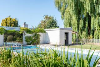 Op toplocatie te Waregem vinden we deze bungalow. Gelegen op een uitzonderlijk perceel van 1700m2, volledig omringd door groen. De woning gebouwd in 1962 biedt de basis voor wie op zoek is naar ruimte en privacy vlakbij het centrum maar toch uitstekende bereikbaarheid.<br /><br />U betreedt de woning via de ruime inkomhal met apart toilet en vestiaire. Ruime leefruimte met houtkachel, eetplaats en bureau, aansluitend de keuken. 3 slaapkamers en badkamer. Garage met bijgebouwen (bar en sauna, sanitair, werkplaats en stockage).<br />Vanuit al deze ruimtes geniet u van een prachtig zicht op de tuin en zwembad.<br /><br />Troeven:<br />- Vooruitstrevende architectuur<br />- Centrale ligging + vlotte verbinding grootwegen<br />- Perceel van 1700m2 + oprijlaan, garage en parking<br />- Volgroeide tuin<br />- Bijgebouwen <br /><br />Kortom, uniek vastgoed met bijzonder veel mogelijkheden.<br />Interesse of een vrijblijvend gesprek? Neem contact op het nummer 0492 10 55 16 of simon@karolienlafaut.be.<br />