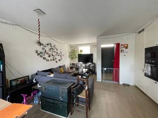 Gerenoveerde woning met tuin en 2 slaapkamers Deze woning bestaat uit :Woonkamer met open keuken en aangelegd terras.Badkamer en 2 slaapkamers vindt...
