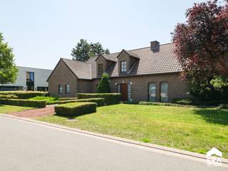 <p>Ruime open bebouwing in Hechtel-Eksel met grote tuin en bouwgrond.</p>

<p>Deze ruime gezinswoning uit 1994 is afgewerkt met kwalitatieve materialen en biedt een comfortabele indeling voor wie ruimte en rust zoekt. De woning beschikt over maar liefst 28a47ca perceeloppervlakte, bestaande uit 19a04ca met woning en een naastgelegen bouwgrond van 9a43ca, wat extra mogelijkheden biedt. Met 4 à 5 slaapkamers en een aangename tuin is dit een ideale woning voor gezinnen of wie wonen en werken wil combineren. Een verzorgd huis met veel potentieel op een interessante locatie in Hechtel-Eksel.</p>

<p>Troeven:<br />• Ruime woning afgewerkt met kwalitatieve materialen<br />• Totale perceeloppervlakte van 28a47ca inclusief naastgelegen bouwgrond<br />• Gezinswoning met 4 à 5 slaapkamers<br /><br />Indeling: zie bijlage</p>

<p>Neem vandaag nog contact op voor een bezoek aan deze ruime woning in Hechtel-Eksel.</p>

<p>JOUW DROOMHUIS. ZO GEVONDEN!</p>