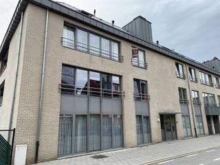 Ruim appartement op de 2de verdieping met groot terras en garage, ideaal gelegen in het centrum van Zaventem.Inkomhal, WC, Living met terras, keuken...