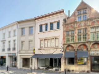 Veelzijdige eigendom met RUIME OPPERVLAKTE, CENTRALE LIGGING en INTERESSANTE UITBREIDINGSMOGELIJKHEDEN in het centrum van Oudenaarde. Dit pand...