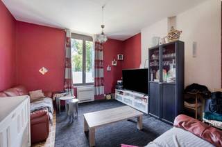 Op zoek naar een woning met potentieel op een rustige locatie in Tongeren? Deze volledig te renoveren woning met 3 slaapkamers is gelegen in een rustige omgeving waar enkel plaatselijk verkeer komt.<br /><br />De woning biedt tal van mogelijkheden voor wie op zoek is naar een renovatieproject en de woning volledig naar eigen smaak en wensen wil inrichten. Dankzij de aanwezigheid van drie slaapkamers is dit een interessante opportuniteit voor zowel gezinnen als investeerders.<br />De zolder, die bereikbaar is via een vaste trap, kan ingericht worden als extra kamer of gebruikt worden als opslagruimte. <br /><br />Daarnaast beschikt de woning over een tuintje, een aangename extra voor wie graag over een eigen buitenruimte beschikt.<br /><br />De woning is momenteel verhuurd aan een maandelijkse huurprijs van € 770. Dit maakt het pand bovendien interessant als investering, met de mogelijkheid om op termijn de woning volledig te renoveren en verder te optimaliseren.<br /><br />Een woning met potentieel op een rustige locatie. Plan uw bezoek en ontdek de mogelijkheden.<br />